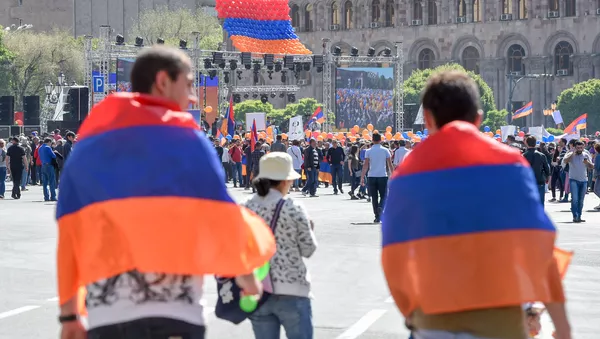 Люди на площади Республики перед выборами в НС (1 мая 2018). Еревaн - Sputnik Армения