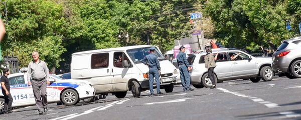 Люди собираются на площади Республики перед выборами в НС (1 мая 2018). Еревaн - Sputnik Արմենիա