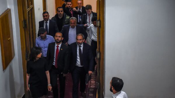 Члены фракции Елк перед специальным заседанием парламента по выборам нового премьер-министра Армении (1 мая 2018). Еревaн - Sputnik Արմենիա