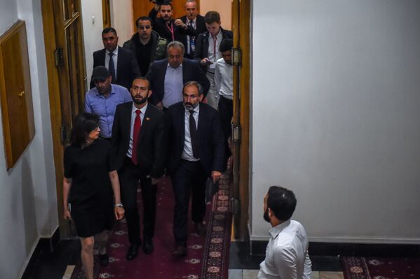 Члены фракции Елк перед специальным заседанием парламента по выборам нового премьер-министра Армении (1 мая 2018). Еревaн - Sputnik Армения