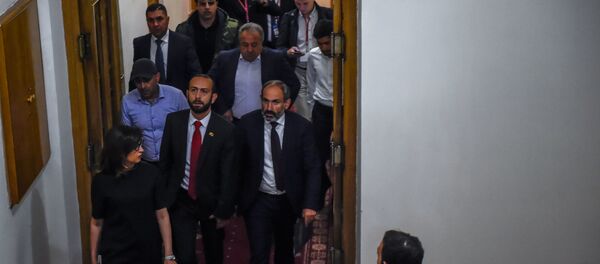 Члены фракции Елк перед специальным заседанием парламента по выборам нового премьер-министра Армении (1 мая 2018). Еревaн Члены фракции Елк перед специальным заседанием парламента по выборам нового премьер-министра Армении (1 мая 2018). Еревaн - Sputnik Армения