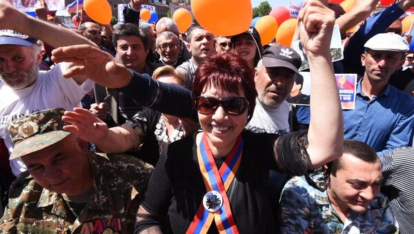 Люди на площади Республики во время специального заседания парламента по выборам нового премьер-министра Армении (1 мая 2018). Еревaн - Sputnik Армения