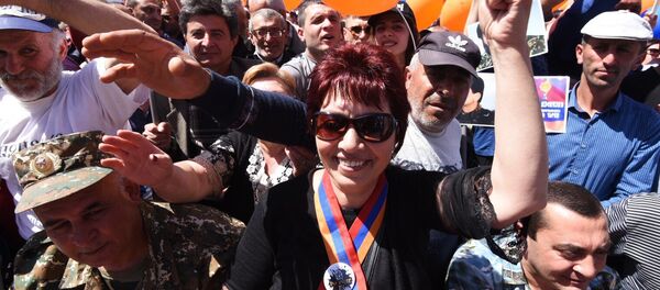 Люди на площади Республики во время специального заседания парламента по выборам нового премьер-министра Армении (1 мая 2018). Еревaн - Sputnik Армения