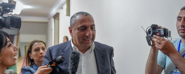 Депутат НС Самвел Алексанян во время специального заседания парламента по выборам нового премьер-министра Армении (1 мая 2018). Еревaн - Sputnik Армения