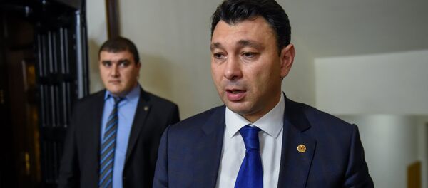 Вице-спикер НС Эдуард Шармазанов во время специального заседания парламента по выборам нового премьер-министра Армении (1 мая 2018). Еревaн Вице-спикер НС Эдуард Шармазанов во время специального заседания парламента по выборам нового премьер-министра Армении (1 мая 2018). Еревaн - Sputnik Армения