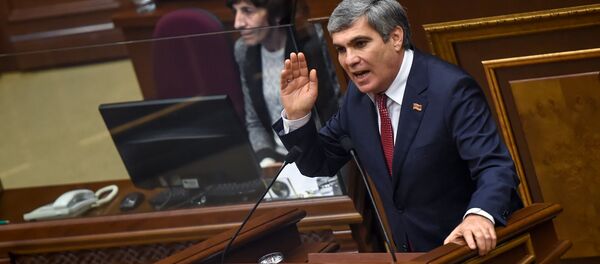 Депутат НС Арам Завенович Саркисян во время специального заседания парламента по выборам нового премьер-министра Армении (1 мая 2018). Еревaн Депутат НС Арам Завенович Саркисян во время специального заседания парламента по выборам нового премьер-министра Армении (1 мая 2018). Еревaн - Sputnik Армения