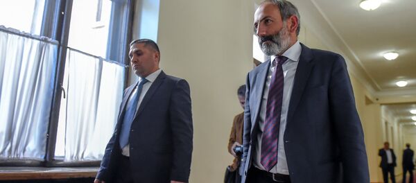 Лидер оппозиционной фракции Елк Никол Пашинян во время специального заседания парламента по выборам нового премьер-министра Армении (1 мая 2018). Еревaн - Sputnik Армения