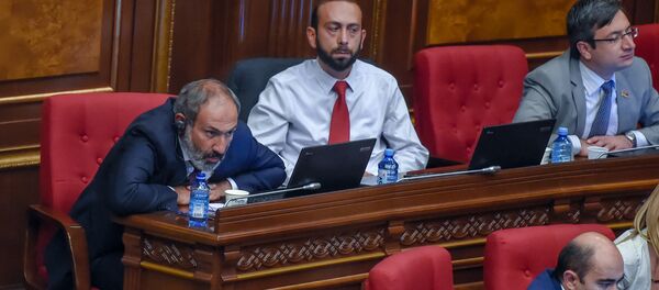 Депутаты фракции Елк на специальном заседании парламента по выборам нового премьер-министра Армении (1 мая 2018). Еревaн - Sputnik Армения