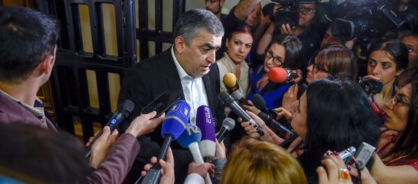 Интервью Армена Рустамяна после специального заседания парламента (1 мая 2018). Еревaн Интервью Армена Рустамяна после специального заседания парламента (1 мая 2018). Еревaн - Sputnik Արմենիա