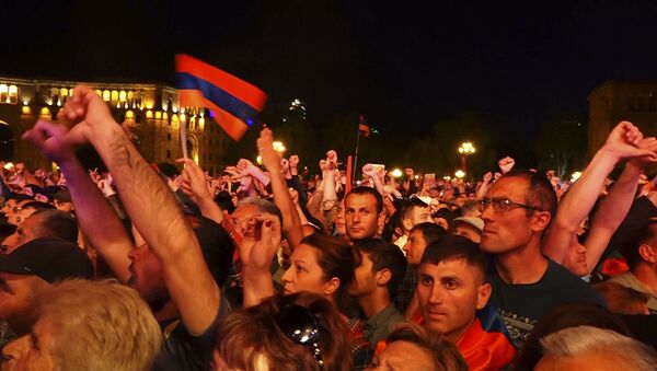 Как люди на площади отреагировали на известие о неизбрании Никола Пашиняна премьером - Sputnik Армения