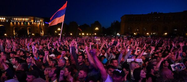 Собравшиеся на площади Республики наблюдают специальное заседание парламента (1 мая 2018). Еревaн - Sputnik Արմենիա