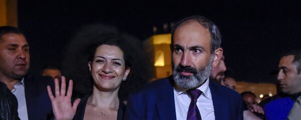 Никол Пашинян с супругой Анной Акопян на площади Республики после специального заседания парламента (1 мая 2018). Еревaн - Sputnik Армения