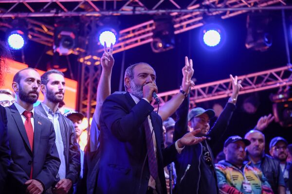 Սելֆի, ուղիղ եթեր և այլ միջոցներ. Փաշինյանի քաղտեխնոլոգիական նորամուծությունները Սելֆի, ուղիղ եթեր և այլ միջոցներ. Փաշինյանի քաղտեխնոլոգիական նորամուծությունները - Sputnik Արմենիա