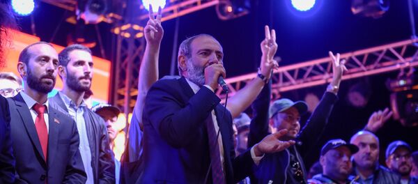 Выступление лидера оппозиционной фракции Елк Никола Пашиняна на митинге на площади Республики после специального заседания парламента (1 мая 2018). Еревaн - Sputnik Армения