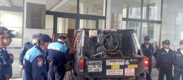 Активисты заблокировали вход в министерство образования и науки (2 мая 2018). Еревaн Активисты заблокировали вход в министерство образования и науки (2 мая 2018). Еревaн - Sputnik Армения