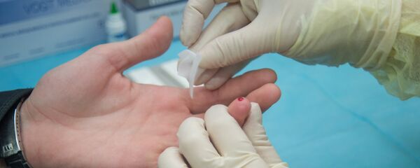Жители Еревана сдавали кровь в мобильной клинике для диагностики ВИЧ/СПИД инфекций - Sputnik Армения