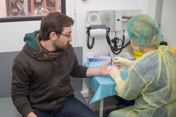 Жители Еревана сдавали кровь в мобильной клинике для диагностики ВИЧ/СПИД инфекций Жители Еревана сдавали кровь в мобильной клинике для диагностики ВИЧ/СПИД инфекций - Sputnik Армения