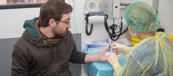 Жители Еревана сдавали кровь в мобильной клинике для диагностики ВИЧ/СПИД инфекций Жители Еревана сдавали кровь в мобильной клинике для диагностики ВИЧ/СПИД инфекций - Sputnik Արմենիա