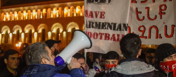 Акция протеста армянских футбольных фанатов (First Armenian Front (FAF)), требующих отставки президента Федерации футбола Армении Рубена Айрапетяна Акция протеста армянских футбольных фанатов (First Armenian Front (FAF)), требующих отставки президента Федерации футбола Армении Рубена Айрапетяна - Sputnik Արմենիա