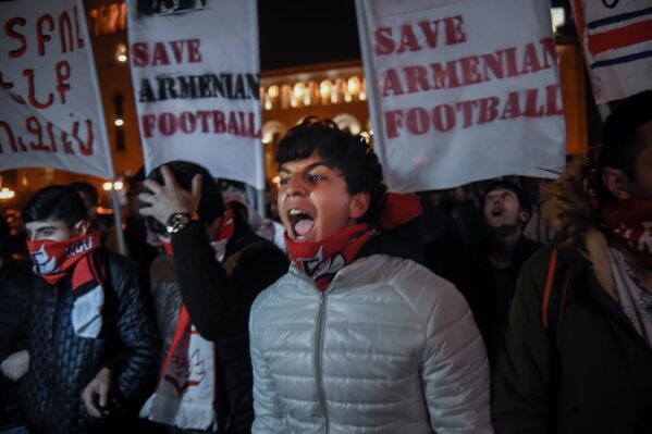Акция протеста армянских футбольных фанатов  (First Armenian Front (FAF)), требующих отставки президента Федерации футбола Армении Рубена Айрапетяна - Sputnik Армения