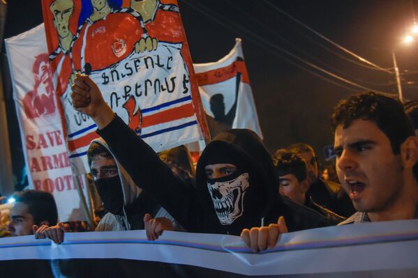 Акция протеста армянских футбольных фанатов  (First Armenian Front (FAF)), требующих отставки президента Федерации футбола Армении Рубена Айрапетяна - Sputnik Армения
