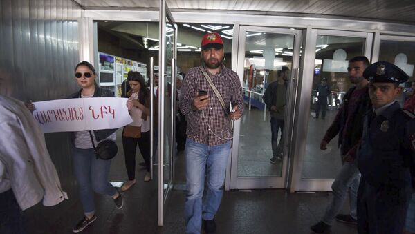Активисты на станции метро Площадь Республики - Sputnik Армения