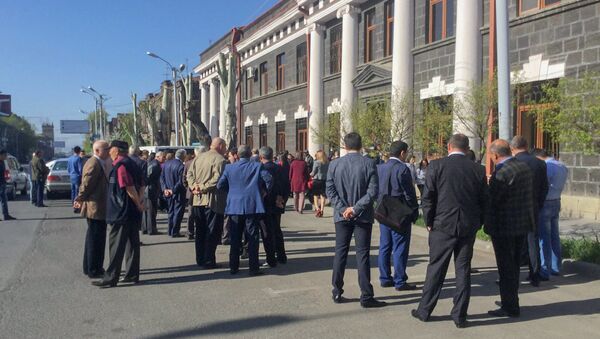 Активисты заблокировали вход в здание Ширакской областной администрации (2 мая 2018). Гюмри - Sputnik Армения