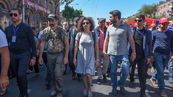 Шествие оппозиции во главе с Николом Пашиняном по проспекту Аршакуняц (2 мая 2018). Еревaн - Sputnik Армения