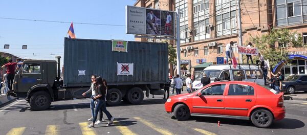 Заблокированный проспект Аршакуняц (2 мая 2018). Ереван - Sputnik Արմենիա