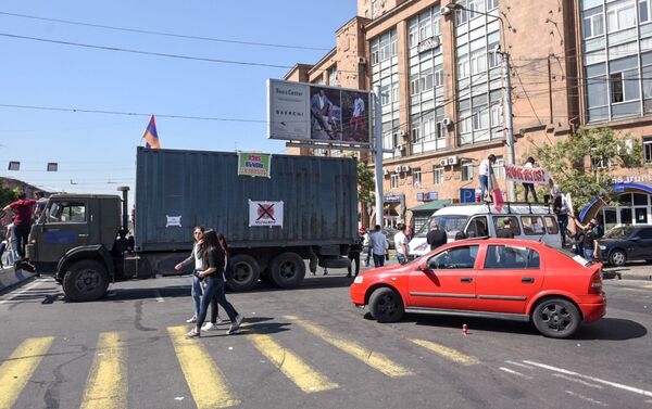 Заблокированный проспект Аршакуняц (2 мая 2018). Ереван - Sputnik Армения