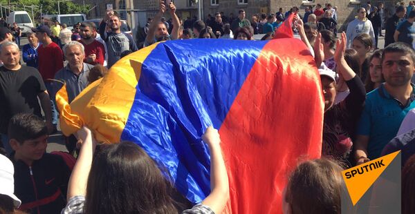 Активисты перекрыли  дорогу ведущую к аэропорту Звартноц - Sputnik Армения