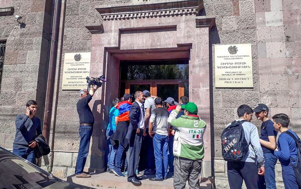 Активисты заблокировали вход в здание Ширакской областной прокуратуры (2 мая 2018). Гюмри - Sputnik Армения