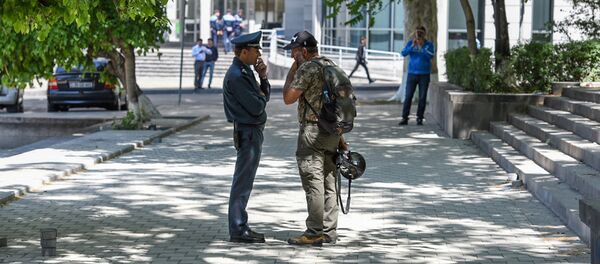 Заместитель начальника полиции Еревана Валерий Осипян и лидер оппозиционной фракции Елк Никол Пашинян в парке 2750-летия Еревана (2 мая 2018). Еревaн Заместитель начальника полиции Еревана Валерий Осипян и лидер оппозиционной фракции Елк Никол Пашинян в парке 2750-летия Еревана (2 мая 2018). Еревaн - Sputnik Արմենիա