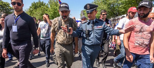 Заместитель начальника полиции Еревана Валерий Осипян и лидер оппозиционной фракции Елк Никол Пашинян на улице Бейрута (2 мая 2018). Еревaн - Sputnik Армения