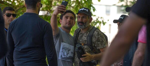 Селфи с Николом Пашиняном Селфи с Николом Пашиняном - Sputnik Արմենիա