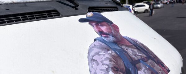 Портрет Никола Пашиняна на газели - Sputnik Армения