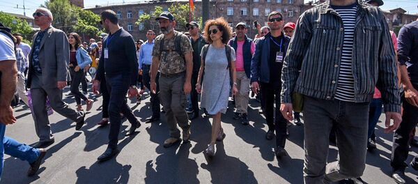 Шествие оппозиции во главе с Николом Пашиняном по улице Григора Лусаворича (2 мая 2018). Ереван Шествие оппозиции во главе с Николом Пашиняном по улице Григора Лусаворича (2 мая 2018). Ереван - Sputnik Армения