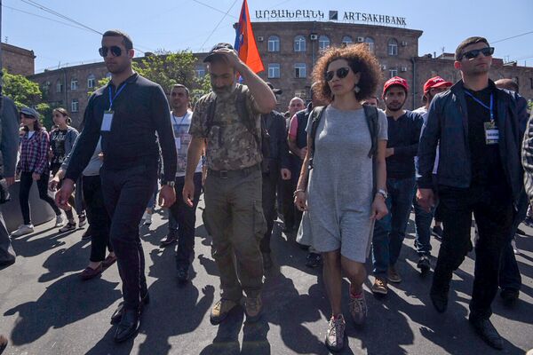 Шествие оппозиции во главе с Николом Пашиняном по улице Григора Лусаворича (2 мая 2018). Еревaн Шествие оппозиции во главе с Николом Пашиняном по улице Григора Лусаворича (2 мая 2018). Еревaн - Sputnik Արմենիա