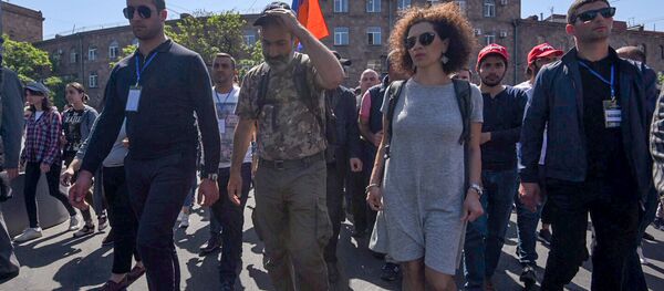 Шествие оппозиции во главе с Николом Пашиняном по улице Григора Лусаворича (2 мая 2018). Еревaн - Sputnik Արմենիա