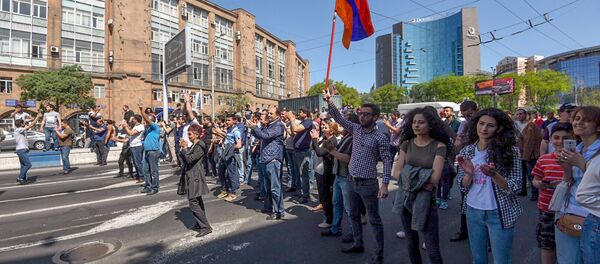 Заблокированный проспект Аршакуняц (2 мая 2018). Ереван - Sputnik Армения