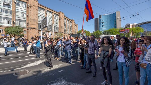 Заблокированный проспект Аршакуняц (2 мая 2018). Ереван - Sputnik Արմենիա
