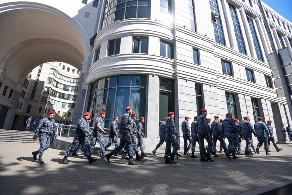 Ոստիկանները կառավարական շենքի առջև։ 2018թ–ի մայիսի 2 - Sputnik Արմենիա