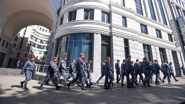 Полицейские перед правительственным зданием (2 мая 2018). Ереван - Sputnik Армения