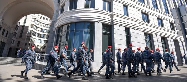 Полицейские перед правительственным зданием (2 мая 2018). Ереван - Sputnik Армения