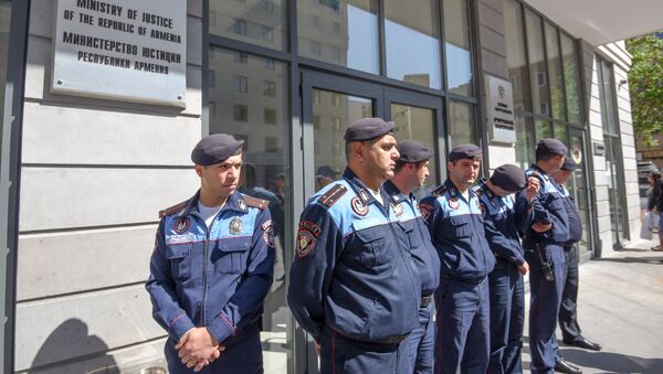 Полицейские перед входом в министерство юстиции (2 мая 2018). Еревaн - Sputnik Армения