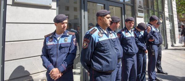 Полицейские перед входом в министерство юстиции (2 мая 2018). Еревaн - Sputnik Армения