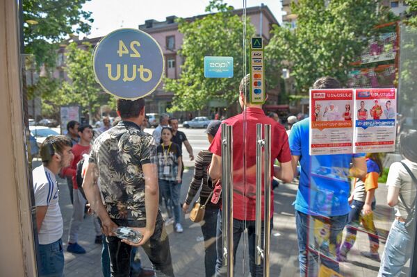 Активисты заблокировали вход супермаркета SAS (2 мая 2018). Проспект Маштоца, Еревaн - Sputnik Армения