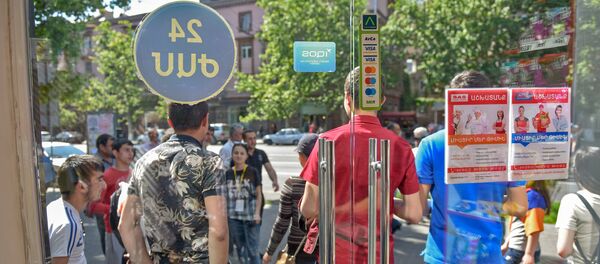 Активисты заблокировали вход супермаркета SAS (2 мая 2018). Проспект Маштоца, Еревaн Активисты заблокировали вход супермаркета SAS (2 мая 2018). Проспект Маштоца, Еревaн - Sputnik Արմենիա