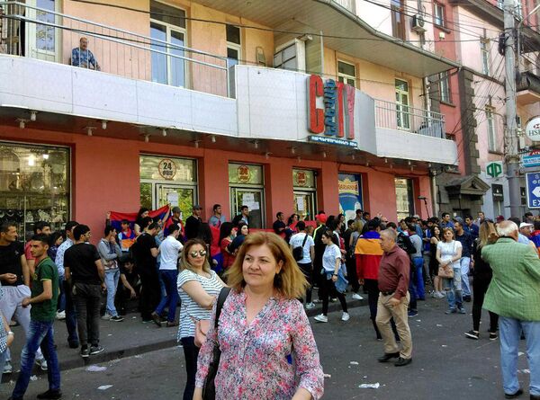 Активисты заблокировали вход супермаркета Yerevan City (2 мая 2018). Проспект Тиграна Меца, Ереван - Sputnik Армения