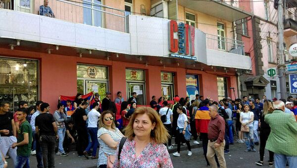 Активисты заблокировали вход супермаркета Yerevan City (2 мая 2018). Проспект Тиграна Меца, Ереван - Sputnik Արմենիա